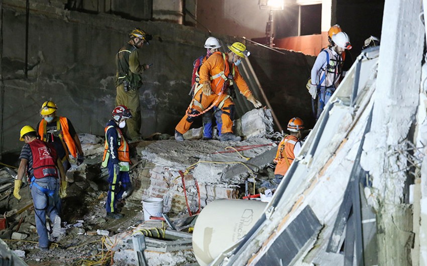 Более 40 человек остаются под завалами в Мехико