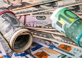 Доллар и евро подешевели при открытии торгов на Мосбирже