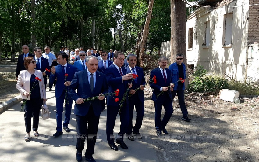 Генпрокуроры Азербайджана и Турции посетили в Гяндже место ракетного обстрела