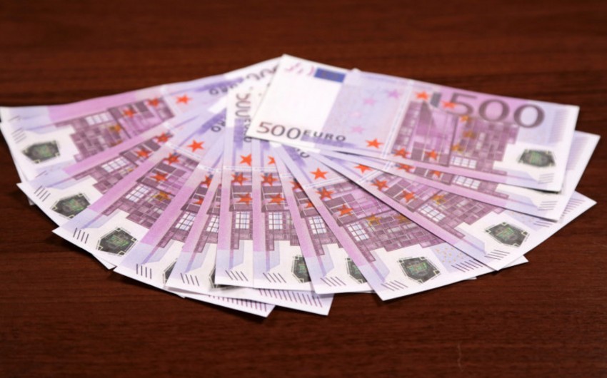 EU bans transfer of euro banknotes to Russia