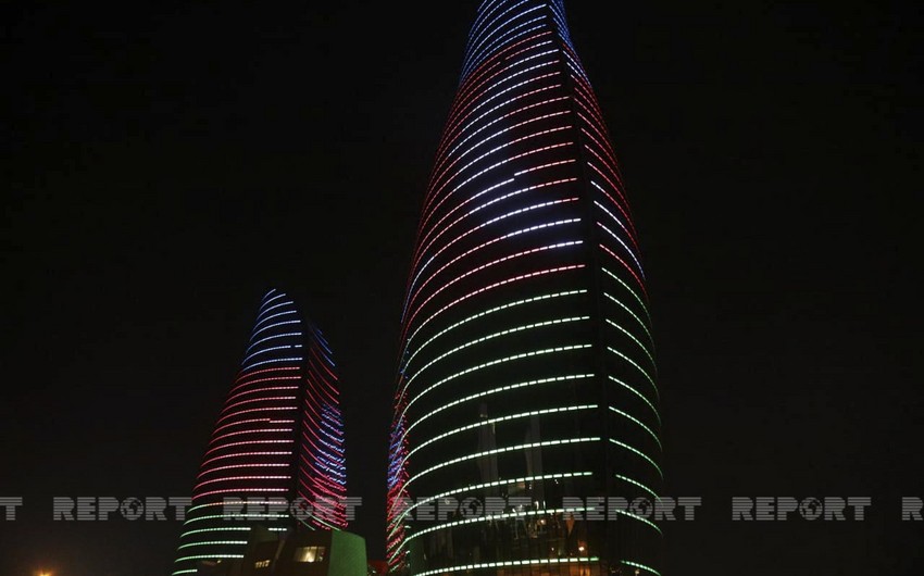 Flame Towers освещен цветами азербайджанского флага