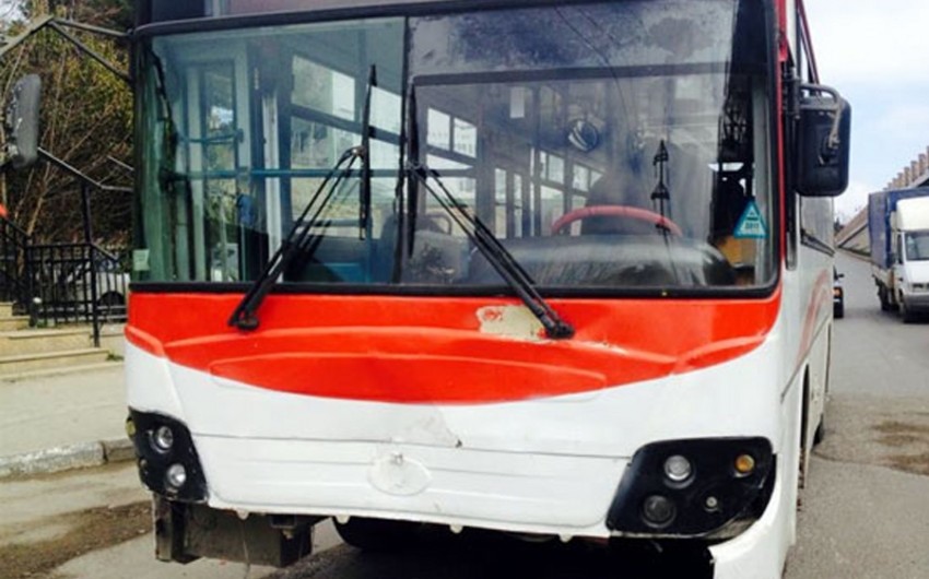 ​В Баку автобус сбил женщину с ребенком на руках