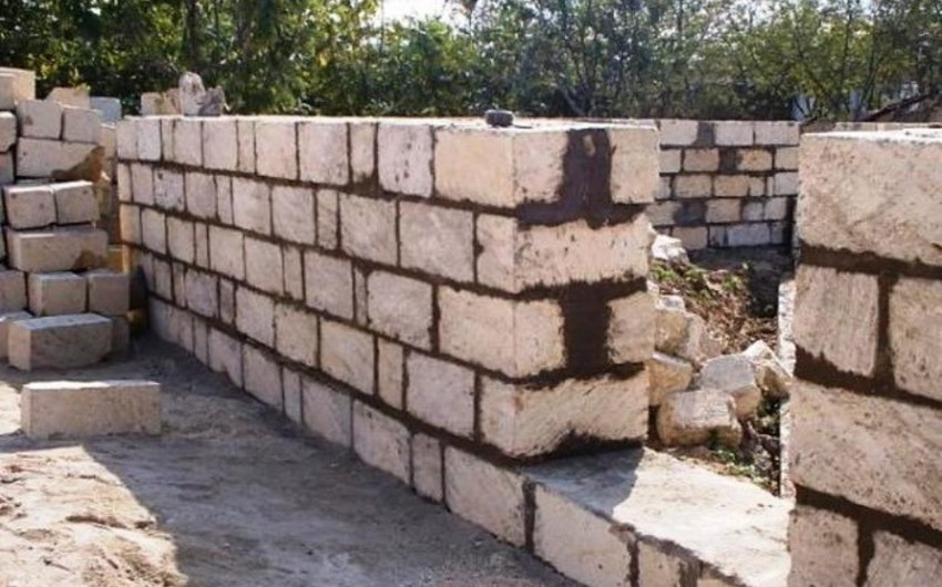 В Астаре во время строительных работ на мужчину обрушилась стена