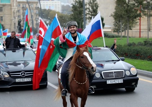 Жители Баку празднуют освобождение Агдама от оккупации