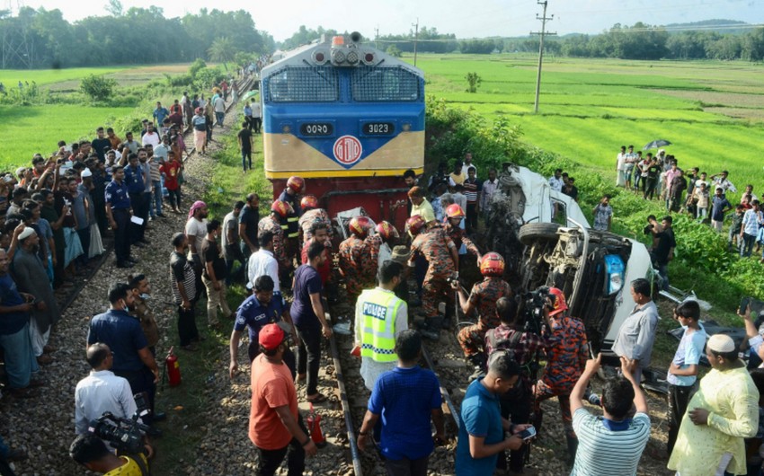 В Индонезии 11 человек погибли при столкновении поезда с микроавтобусом