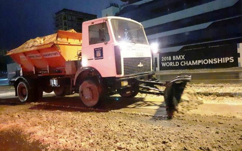 ИВ Баку: Всю ночь коммунальные службы убирали снег с дорог 