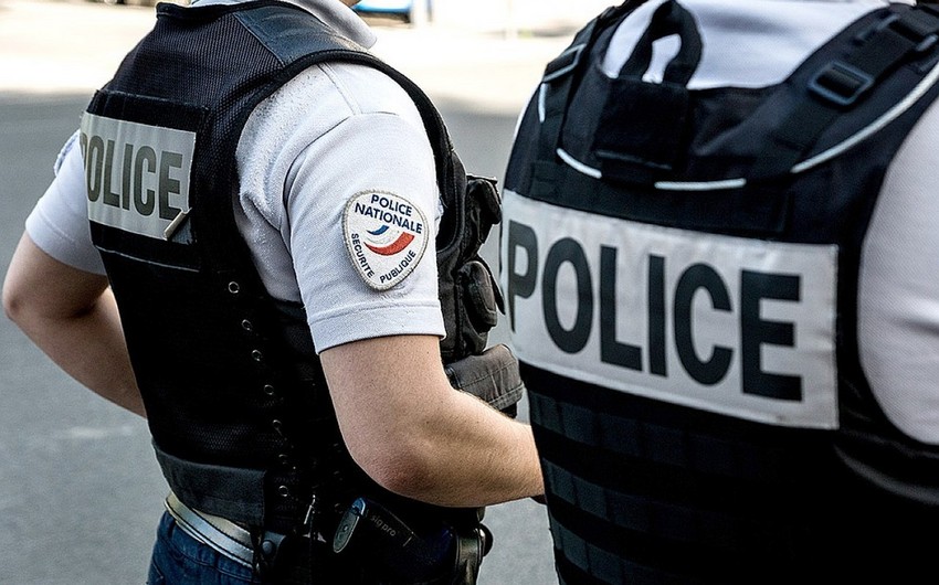 В Париже голый мужчина напал на полицейских