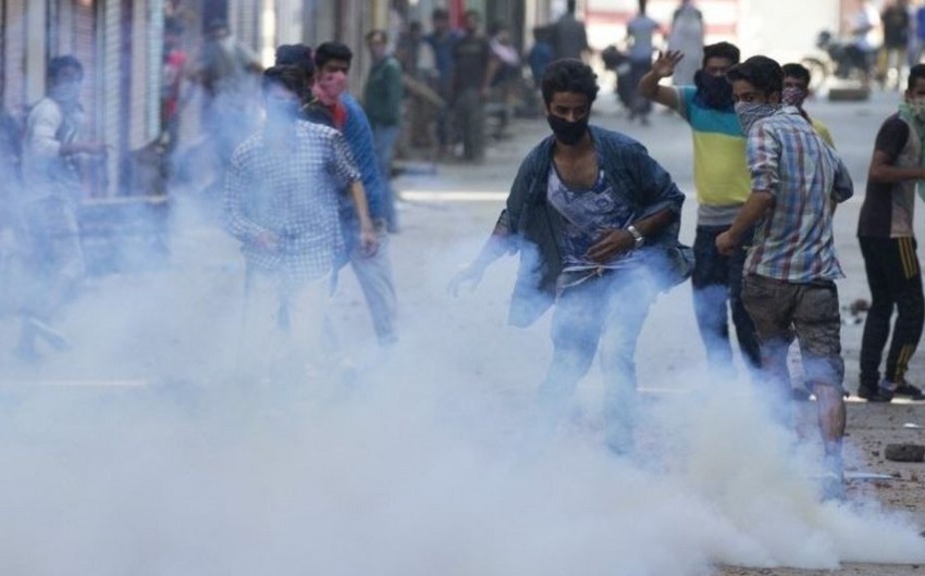 Hindistanda etirazçıların polislə kütləvi toqquşmaları zamanı 250 nəfər xəsarət alıb