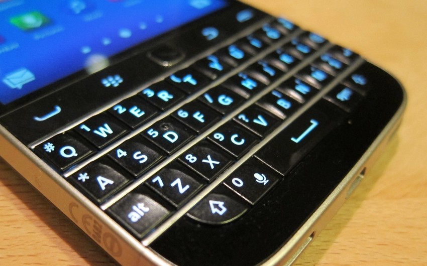 US Department of State denies giving Blackberry to Clinton