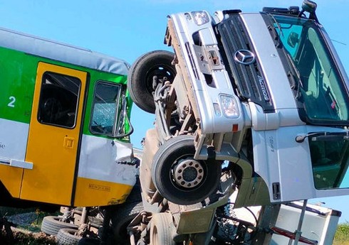 В Польше поезд протаранил грузовик, пострадали более 20 человек