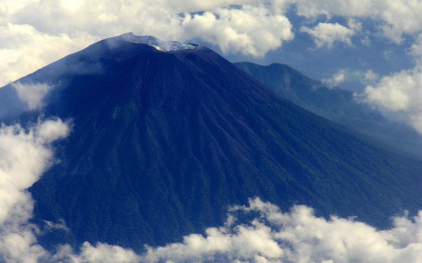 В Индонезии после извержения вулкана эвакуированы более тысячи человек