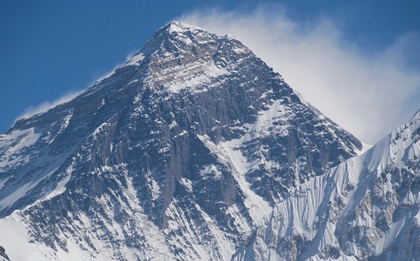 ​Непал хочет запретить покорять Эверест инвалидам и пожилым