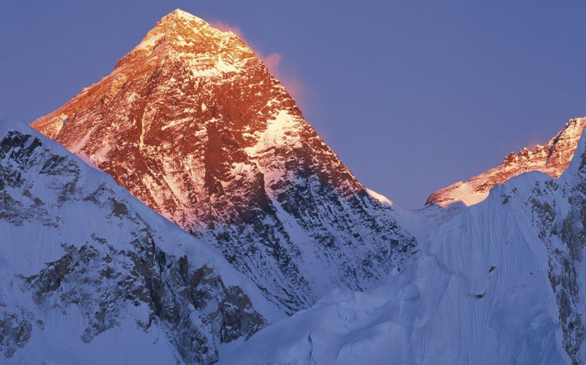 В Гималаях упал вертолет с шестью пассажирами