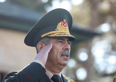 Глава Минобороны Азербайджана выразил соболезнования турецкой стороне
