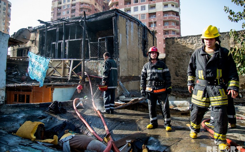 В Баку в трехэтажном жилом здании произошел пожар - ВИДЕО - ОБНОВЛЕНО