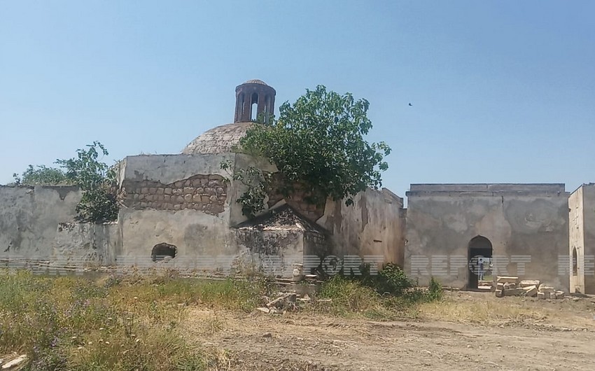 Jurnalistlər Pənahəli xanın sarayının yerləşdiyi imarət kompleksində olublar