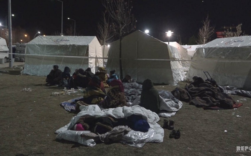 Жители пострадавшего от землетрясения турецкого города ночуют в парках - ФОТО