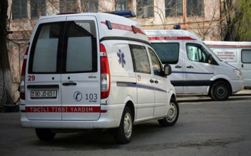 В Баку автомобиль сбил двух пешеходов