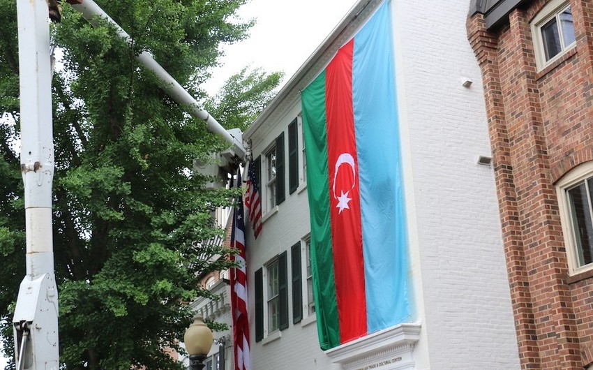 ABŞ-ın tarixi ərazisindəki inzibati binadan Azərbaycan bayrağı asıldı