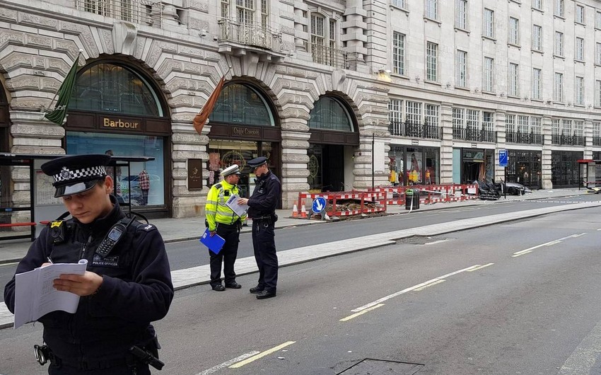 В Лондоне автомобиль врезался в остановку, есть пострадавшие