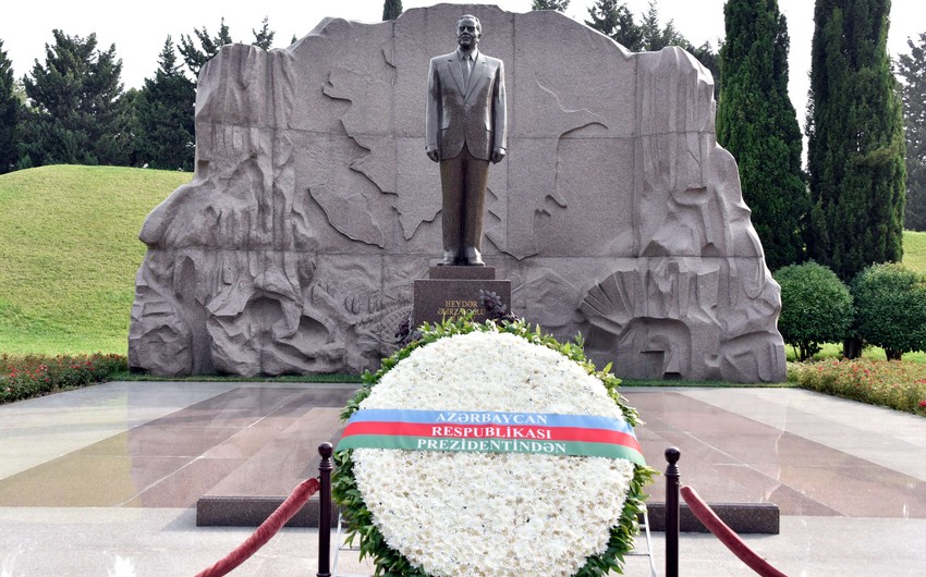 Дипломаты стран СНГ посетили могилу Гейдара Алиева 