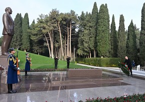 President Ilham Aliyev and First Lady Mehriban Aliyeva visit grave of National Leader Heydar Aliyev