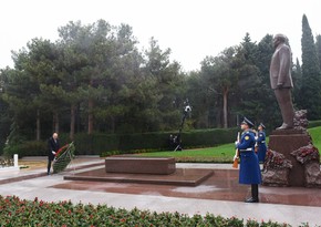 President Ilham Aliyev visits grave of national leader Heydar Aliyev 