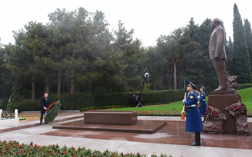 President Ilham Aliyev visits grave of national leader Heydar Aliyev 