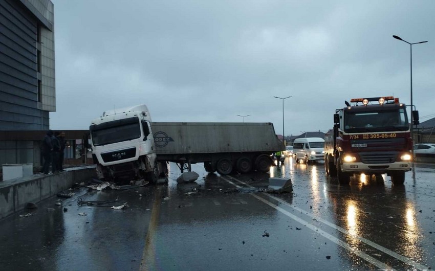 На дороге Баку-Губа произошло ДТП, повреждена дорожная инфраструктура