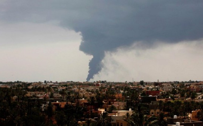 В ливийском порту Эс-Сидр горит нефтяной резервуар