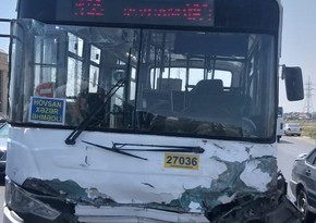 В Баку легковушка столкнулась с автобусом