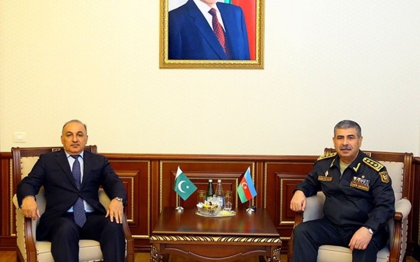 Azerbaijan Defense Minister meets outgoing Pakistani Ambassador