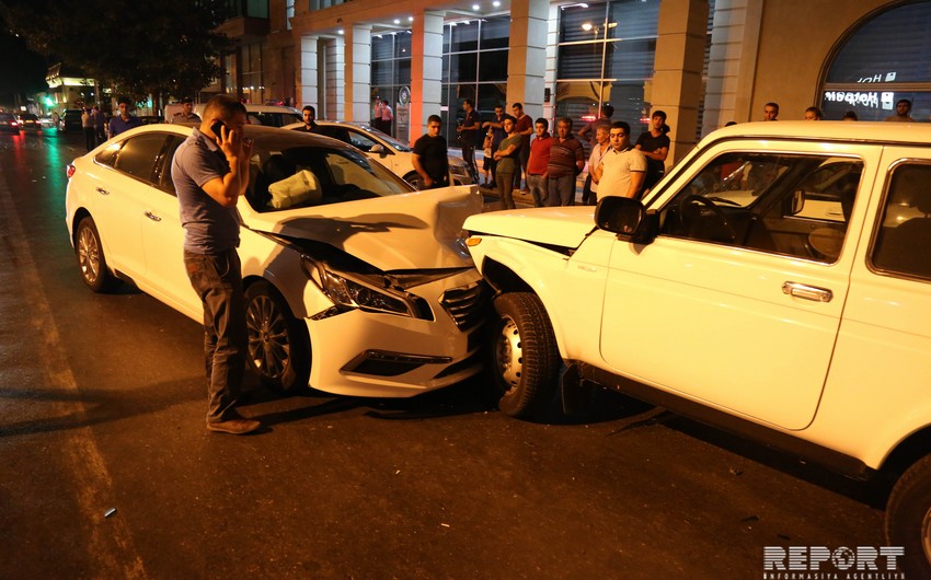 В Баку столкнулись три автомобиля, двое пострадали - ФОТО