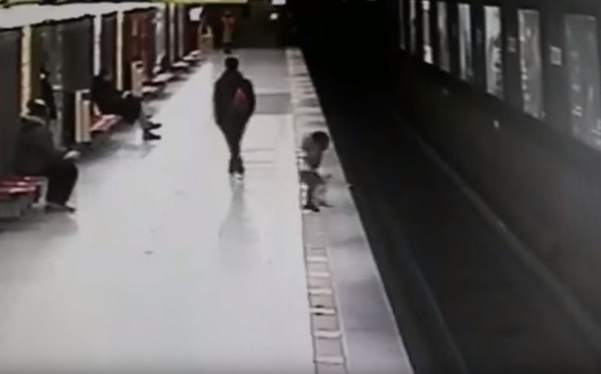 Child rescued from subway tracks by a student in Milan - VIDEO