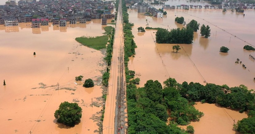 Torrential rains paralyze China's eastern railway network
