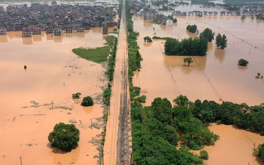 Torrential rains paralyze China's eastern railway network