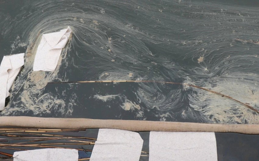 Thick film of fuel oil covers lake in Türkiye after accident at NATO oil pipeline
