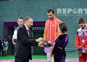 Azerbaijani President presents medals to Greco-Roman wrestlers