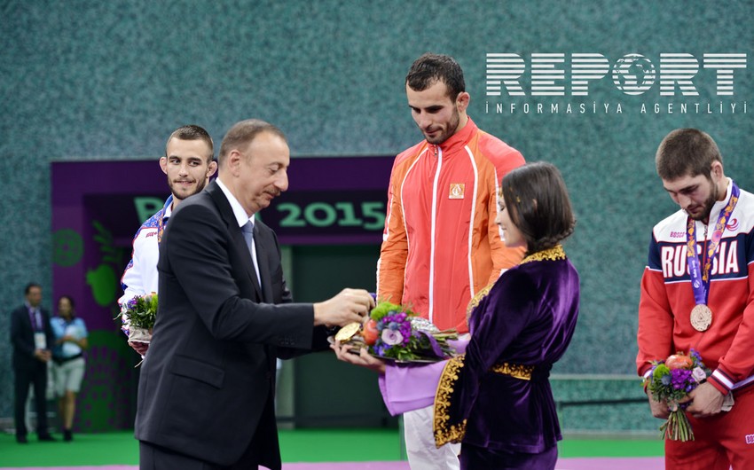 Azerbaijani President presents medals to Greco-Roman wrestlers