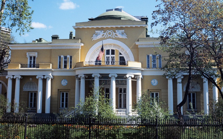 Неизвестные закидали файерами резиденцию посла США в Москве