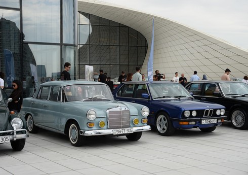 В Баку прошла выставка классических автомобилей