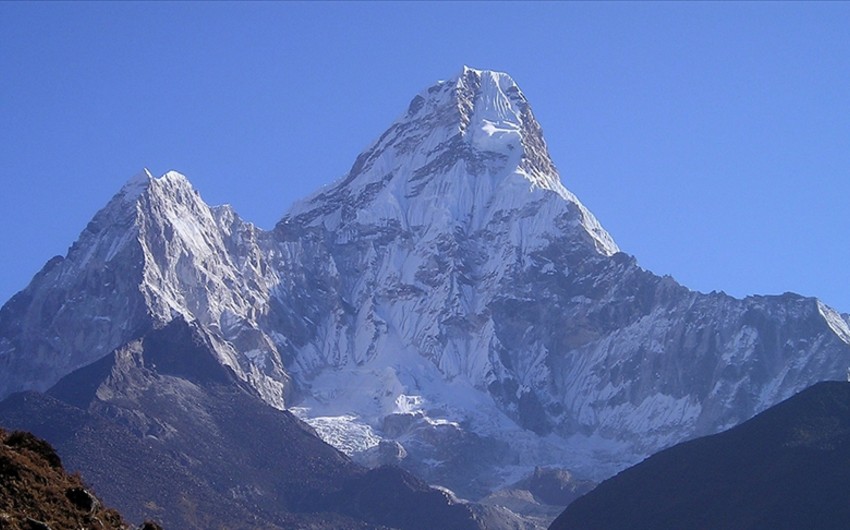 Nepallı alpinist 26-cı dəfə Everesti fəth edərək rekordunu yeniləyib