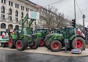 German farmers converge on Berlin to protest higher taxes