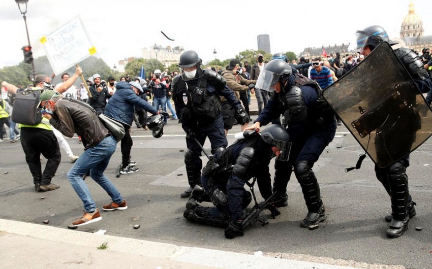 Miqrantlarla qarşıdurmada 15 polis yaralanıb-