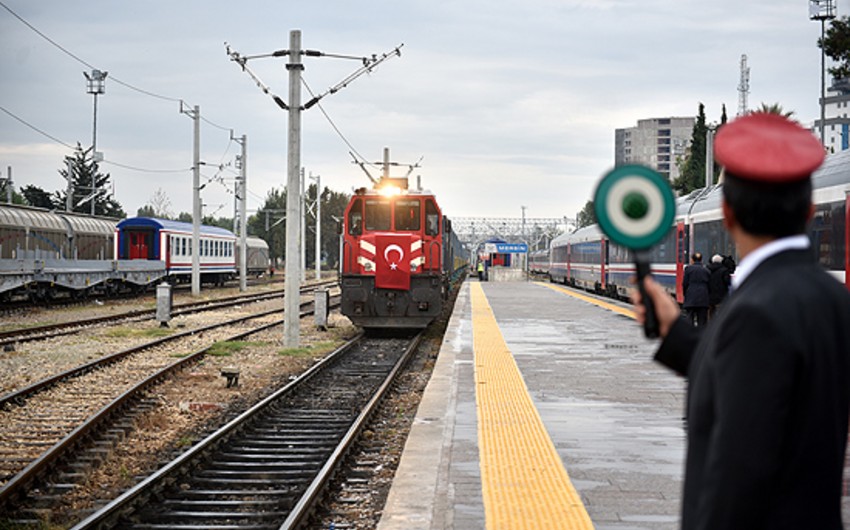 В Мерсин по БТК прибыл первый поезд