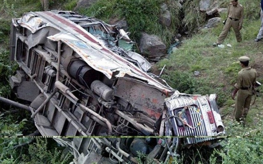 Семнадцать человек погибли, в результате падения автобуса в пропасть в Индии