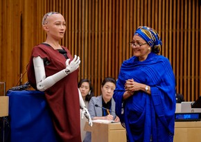 Robot Sophia joins discussions at UN headquarters - VIDEO