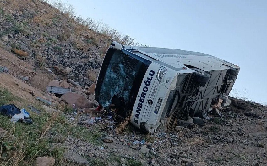 Türkiyədə sərnişin avtobusu dərəyə aşıb, ölən və yaralananlar var