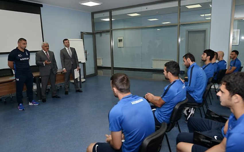 Rovnag Abdullayev meets with Azerbaijan national team