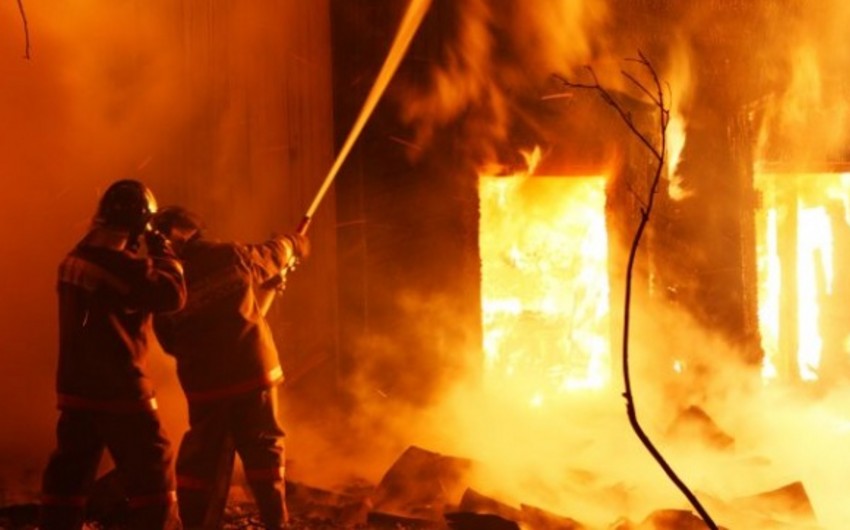 Сильный пожар охватил рынок в Махачкале - ВИДЕО